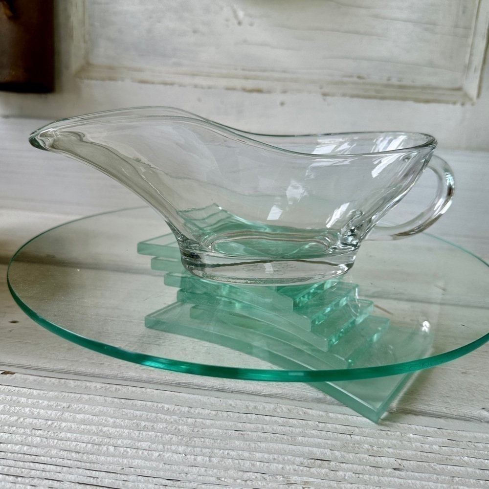 ANCHOR HOCKING, 10 OZ. CLEAR GLASS, GRAVY BOAT. IN EXCELLENT CONDITION.